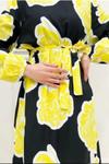 Sarı Mor Kolu Lastikli Kuşaklı Eteği Volanlı Büyük Gül Desen Saten Elbise