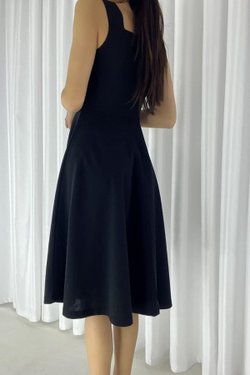 Siyah İthal Krep Kumaş Kalın Askılı Düğme Detaylı Midi Elbise