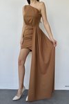 Kahverengi Tek Omuzlu Büzgü Detay İthal Krep Kumaş Tasarım Mini Abiye Elbise