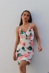 Krem Rengi İnce Askılı Göğüs Fırfır Detay Çiçek Desenli V Yaka Krep Kumaş Mini Elbise