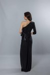 Tek Omuzlu Siyah Yarım Yırtmaçlı Parlak Uzun Abiye Elbise