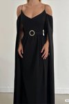 Askılı Siyah Omuz Açık Detay Pelerin Kol Kendinden Kemerli İthal Krep Kumaş Uzun Abiye Elbise