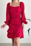 Kırmızı Kare Yaka Uzun Kol Büzgü Detay Eteği Katlı Midi Elbise