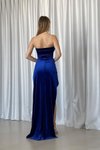 Saks Mavisi Kalp Yaka Derin Yırtmaç Detaylı Kadife Kumaş Uzun Abiye Elbise