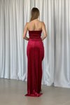 Straplez Kırmızı Kalp Yaka Derin Yırtmaç Detaylı Kadife Kumaş Uzun Abiye Elbise