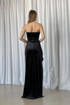 Straplez Siyah Kalp Yaka Derin Yırtmaç Detaylı Kadife Kumaş Uzun Abiye Elbise