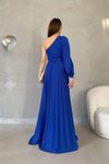 Tek Omuzlu Saks Mavisi Kuşaklı Pliseli Krep Kumaş Uzun Abiye Elbise