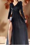 Siyah Kruvaze Yaka Uzun Kol Yırtmaç Detay Kadife Kumaş Abiye Elbise