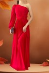 Tek Omuzlu Kırmızı Kuşaklı Pliseli Krep Kumaş Uzun Abiye Elbise