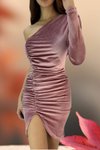 Tek Omuzlu Pudra Büzgü Detay Kadife Kumaş Yırtmaçlı Mini Abiye Elbise