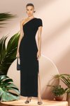 Tek Omuzlu Siyah Yaka Detaylı Yırtmaçlı İpek Jarse Astarlı Fermuarlı Uzun Abiye Elbise