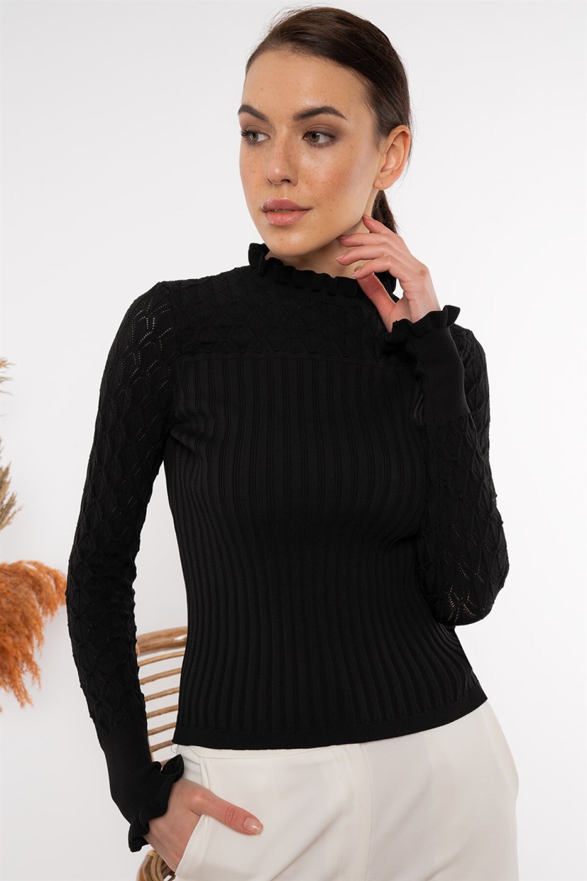 Siyah Boğazı Fırfırlı Önü Ajurlu Kazak - AQE FASHION