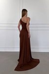 Kahverengi Tek Omuzlu Yırtmaç Detay Taşlı Asimetrik Yaka İthal Krep Kumaş Uzun Abiye Elbise