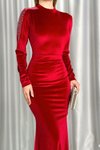 Kırmızı Kolu Sim Detaylı Kadife Uzun Abiye Elbise