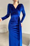 Saks Mavisi İnci Detaylı Kruvaze Yaka Uzun Kol Kuyruklu Kadife Kumaş Abiye Elbise
