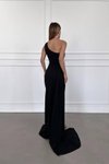 Siyah Tek Omuzlu Yırtmaç Detay Taşlı Asimetrik Yaka İthal Krep Kumaş Uzun Abiye Elbise