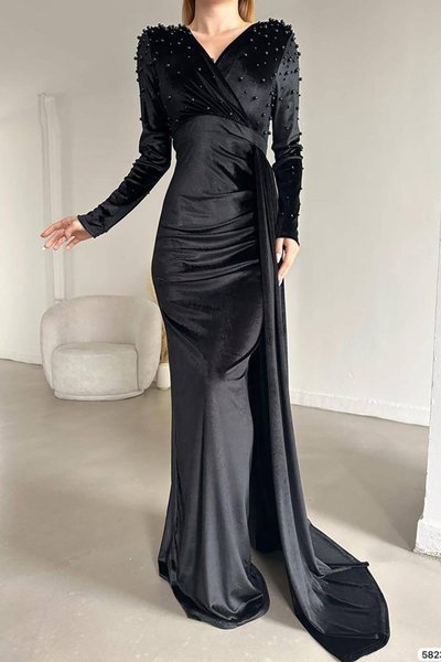 Siyah İnci Detaylı Kruvaze Yaka Uzun Kol Kuyruklu Kadife Kumaş Abiye Elbise