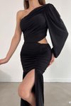 Siyah Tek Kol Sandy Kumaş Bel Dekolte Detay Büzgülü Uzun Abiye Elbise