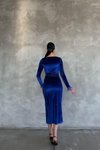 Saks Mavisi Uzun Kol Otriş Detay Yırtmaçlı Kadife Kumaş Midi Abiye Elbise