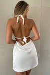 Sırt Dekolteli Beyaz Saten Kumaş Ve Yırtmaç Detaylı Mini Abiye Elbise