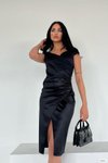 Siyah Saten Kumaş Kayık Yaka Yırtmaç Detay Midi Abiye Elbise