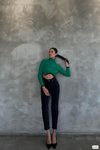 Yeşil Boğazlı Uzun Kol Asimetrik Kesim Triko Crop Kazak