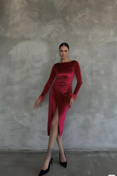 Kırmızı Uzun Kol Otriş Detay Yırtmaçlı Kadife Kumaş Midi Abiye Elbise