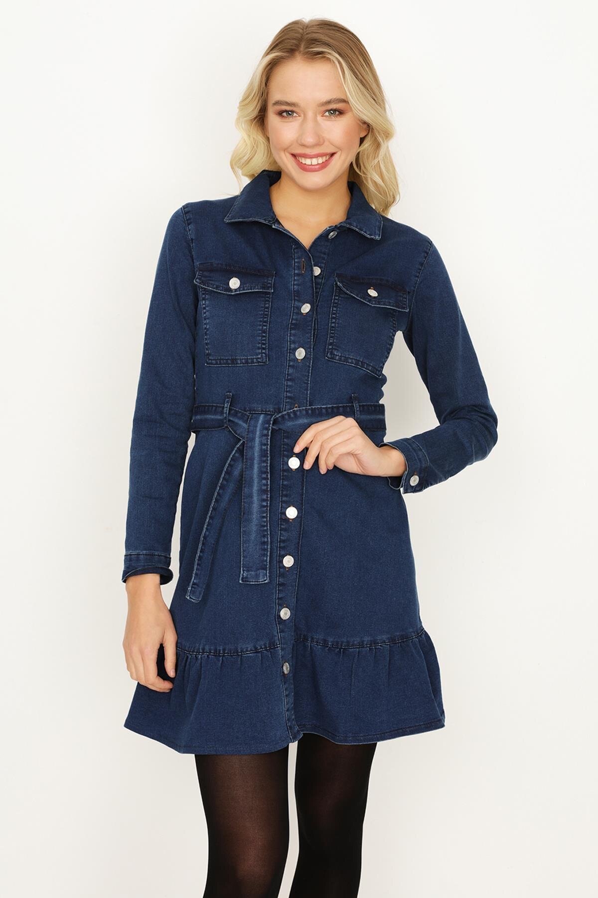 Select Moda Mavi Önden Düğmeli Kuşaklı Etekleri Fırfırlı Mini Kot Elbise