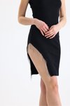 Siyah Zincir Detaylı Derin Yırtmaçlı Kaşkorse Kumaş Mini Elbise