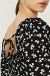 Siyah Çiçek Desenli Beşgen Yaka Sırt Detaylı Mini Elbise