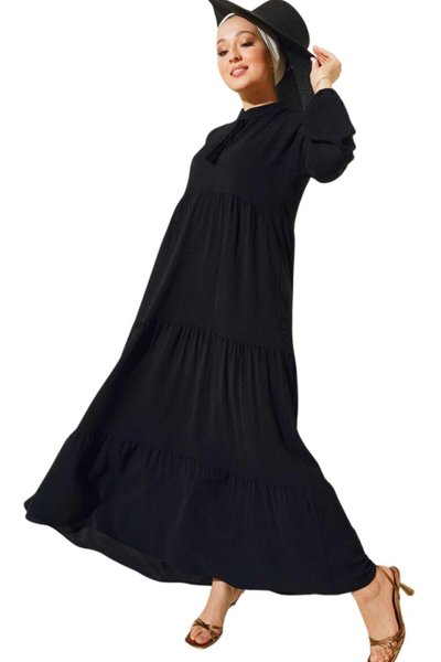 Siyah Yakası P�üsküllü Uzun Elbise