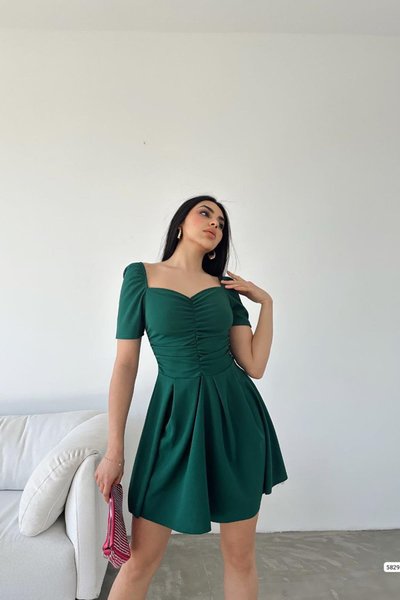 Zümr�üt Yeşili Krep Kumaş Kalp Yaka Kısa Kollu Drapeli Mini Elbise