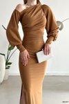 Kahverengi Tek Omuzlu Açık Detay İthal Krep Kumaş Uzun Kol Elbise