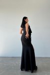 Siyah Scuba Kumaş Volan Ve Yırtmaç Detay Tek Omuzlu Uzun Abiye Elbise