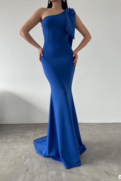 Saks Mavisi Scuba Kumaş Tek Omuzlu Fiyonk Detay Balık Model Uzun Abiye Elbise