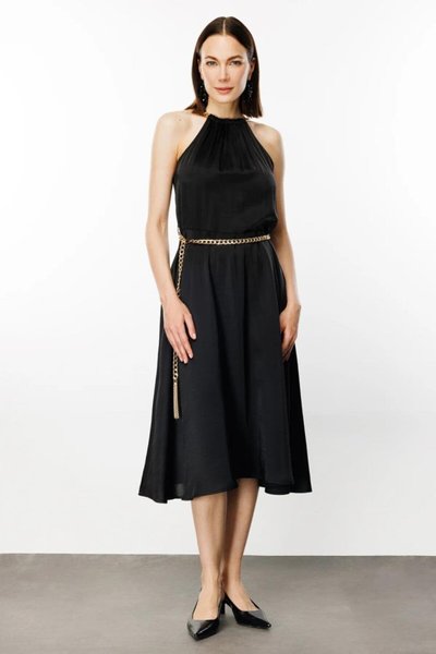 Siyah Yaka Zincir Detaylı Midi Elbise