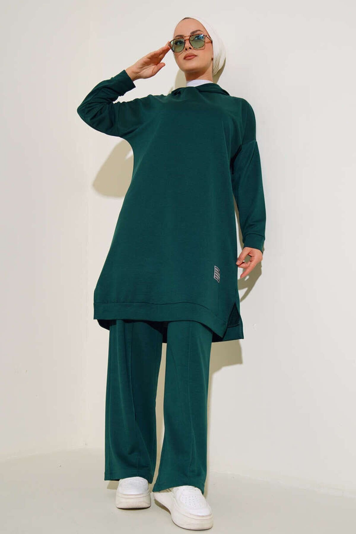 Emerald Front Emblem Hooded Two-Piece Set - VOLT CLOTHİNG