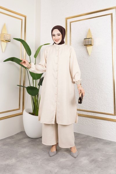 طقم كتان مزدوج مع بنطال بجيوب وياقة حكيم وزرار أمامي