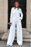 بلوزة بيضاء طويلة الأكمام وبنطلون بخصر مطاطي وجيوب طقم علوي وسفلي
