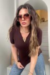 Acı Kahve Gold V Aksesuarlı Kısa Kollu Triko Bluz