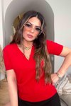 Kırmızı Gold V Aksesuarlı Kısa Kollu Triko Bluz