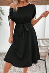 Siyah Tek Omuzu Açık Kol Ucu Fiyonklu Belden Kuşaklı Yırtmaç Detaylı Viskon Midi Elbise