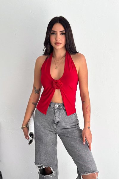 Kırmızı Gül Broşlu Boyun Askılı Sandy Kumaş Bluz