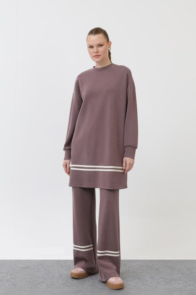 طقم مزدوج بتفاصيل شارة وخطوط من قماش المودال بلون أرجواني