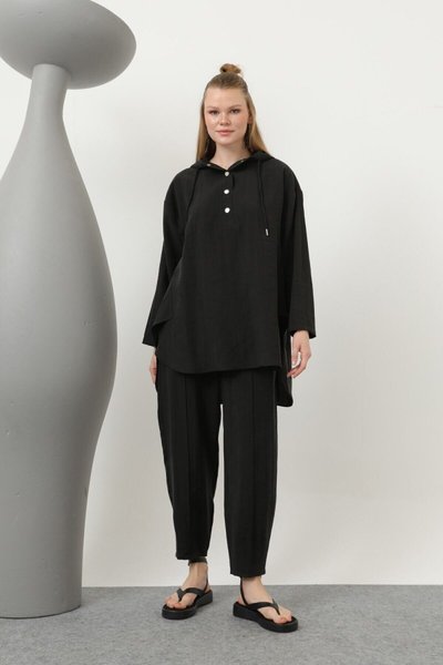 طقم مزدوج بقلنسوة من قماش ليوسيل أسود