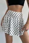 تنورة شورت قصيرة عالية الخصر بنقاط بيضاء - موديل أنيق ومريح