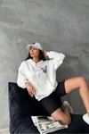 Beyaz Şapkalı Üç İplik Şardonlu Oversize Kalıp Desenli Sweatshirt