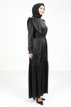 فستان ساتان أسود بتفاصيل على الكتف ورباط
