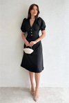 فستان ميدي من قماش كريب بتفاصيل أزرار أمامية وأكمام منتفخة سوداء