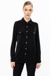 بلوزة سوداء بأزرار وجيبين بغطاء مزدوج